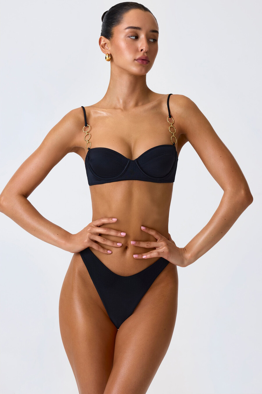 ozdobny top bikini typu balkonetka na fiszbinach w kolorze czarnym