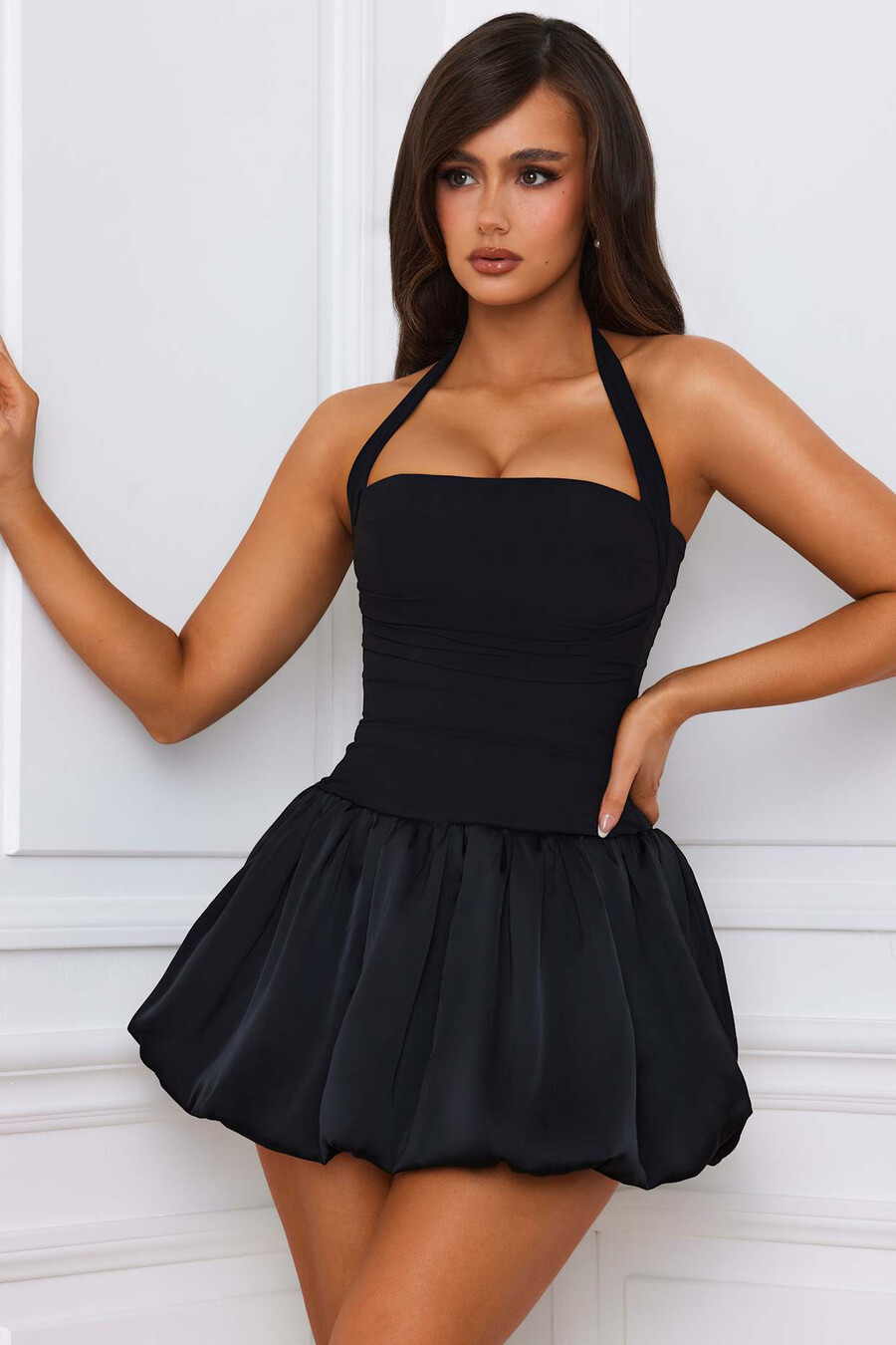 sukienka mini z gorsetem i sznurowanym dekoltem typu halter w kolorze czarnym