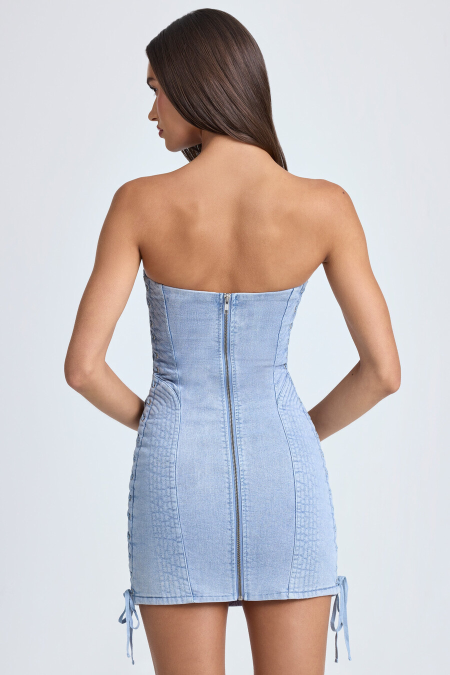 sukienka mini bandeau z sznurowaniem w kolorze jasnoniebieskim stonewash