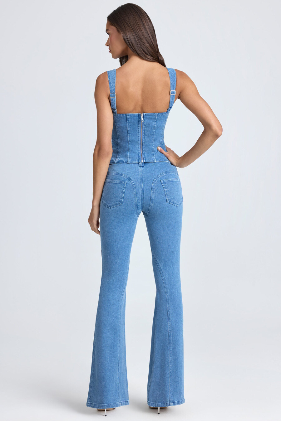 jeansy dzwony ze średnim stanem w kolorze mid blue stonewash