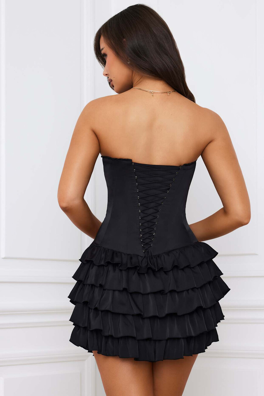 sukienka mini z gorsetem typu bandeau i falbankami w kolorze czarnym