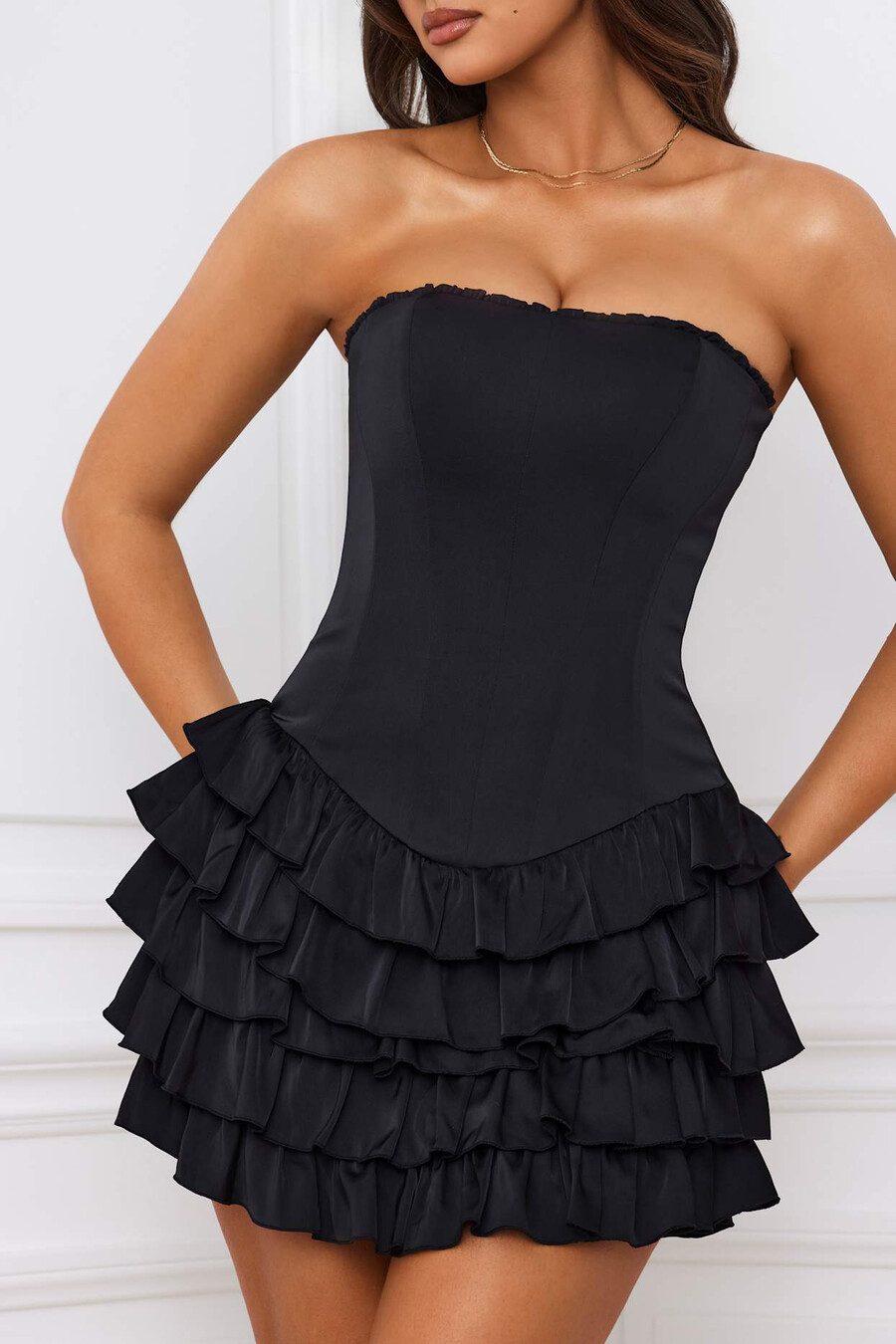 sukienka mini z gorsetem typu bandeau i falbankami w kolorze czarnym
