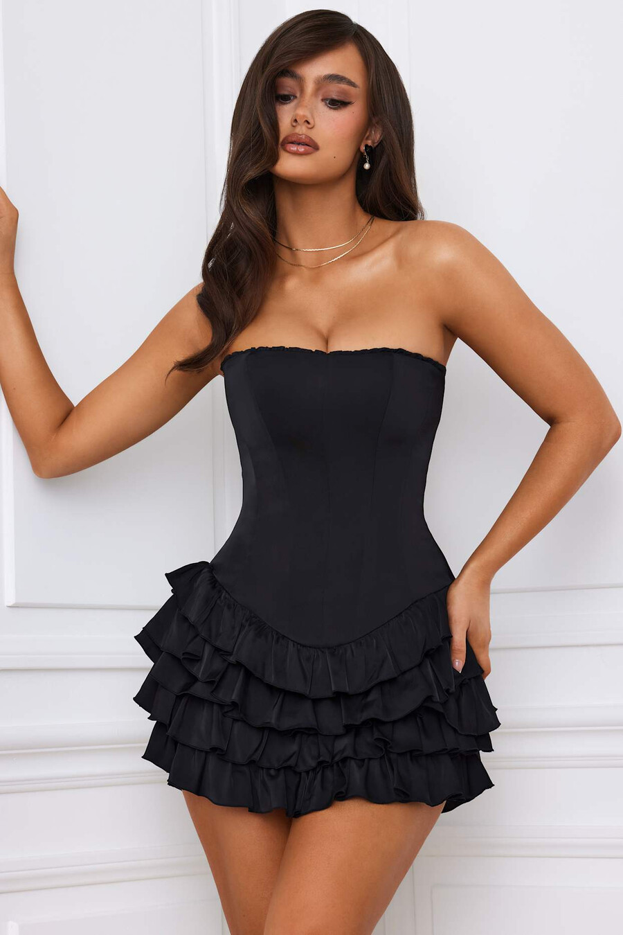 sukienka mini z gorsetem typu bandeau i falbankami w kolorze czarnym