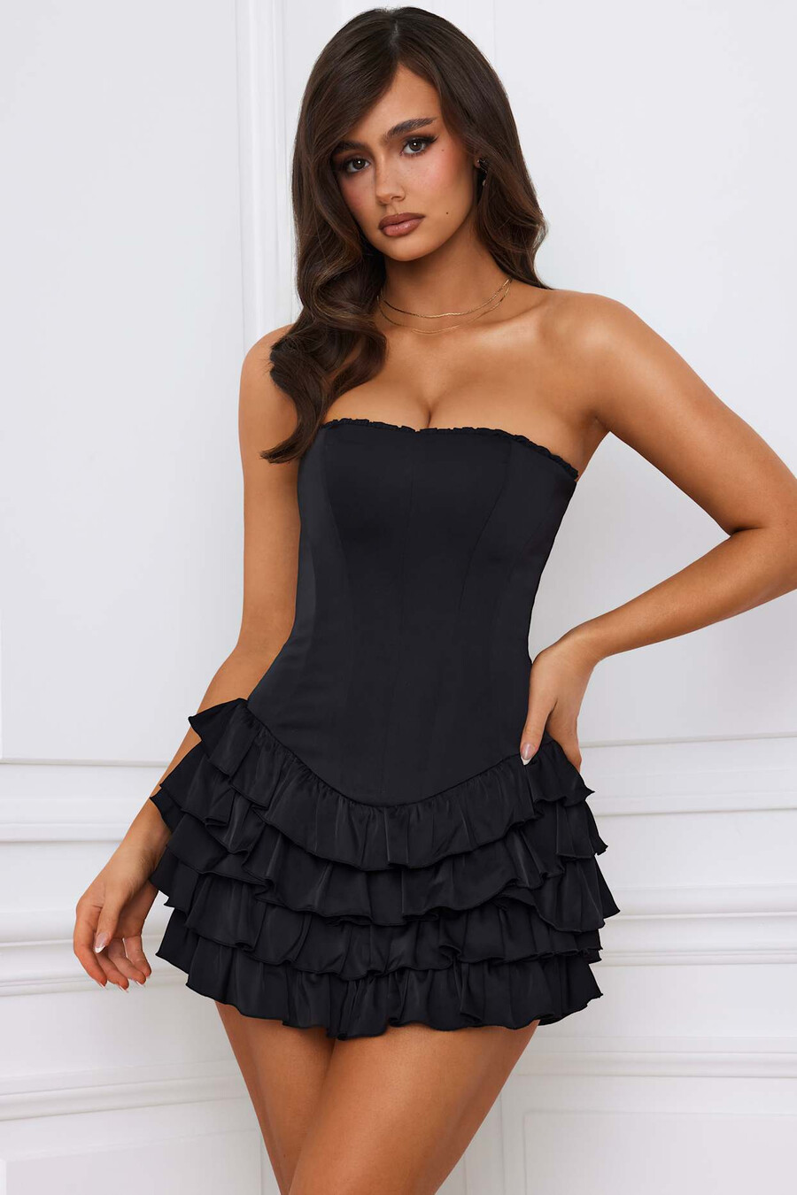 sukienka mini z gorsetem typu bandeau i falbankami w kolorze czarnym