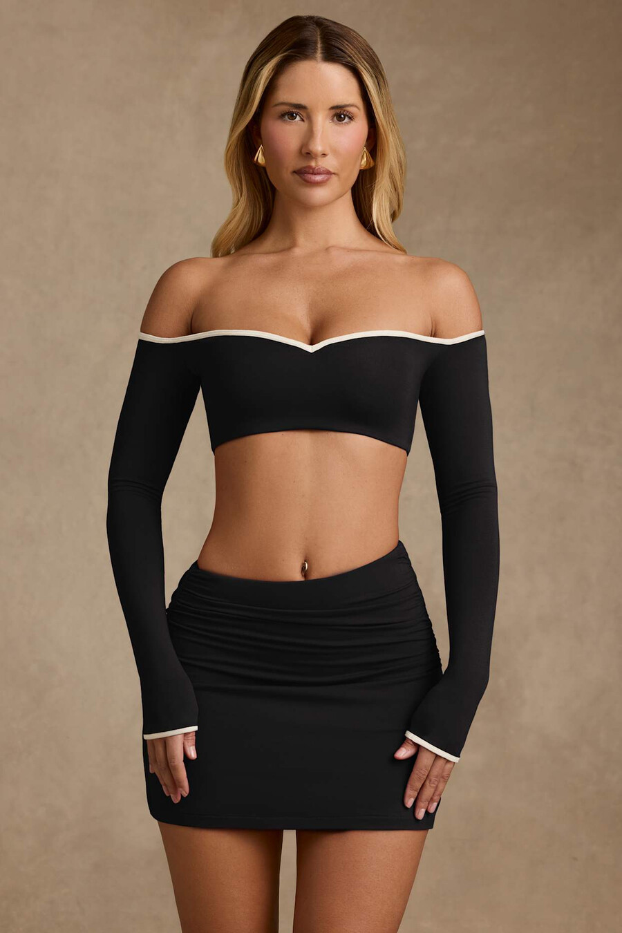 krótki top z kontrastowym wykończeniem w kolorze czarnym
