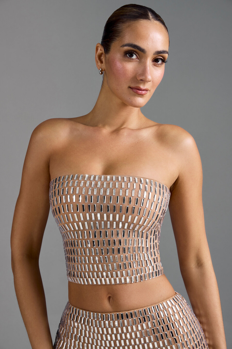 ozdobny top typu bandeau w kolorze migdałowym