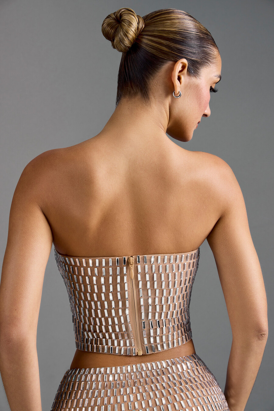 ozdobny top typu bandeau w kolorze migdałowym