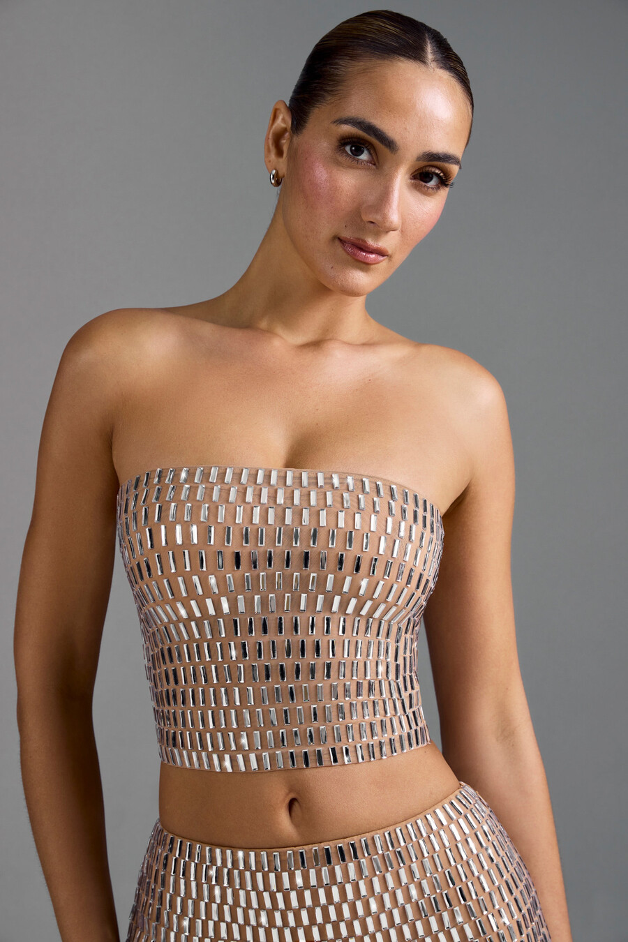 ozdobny top typu bandeau w kolorze migdałowym